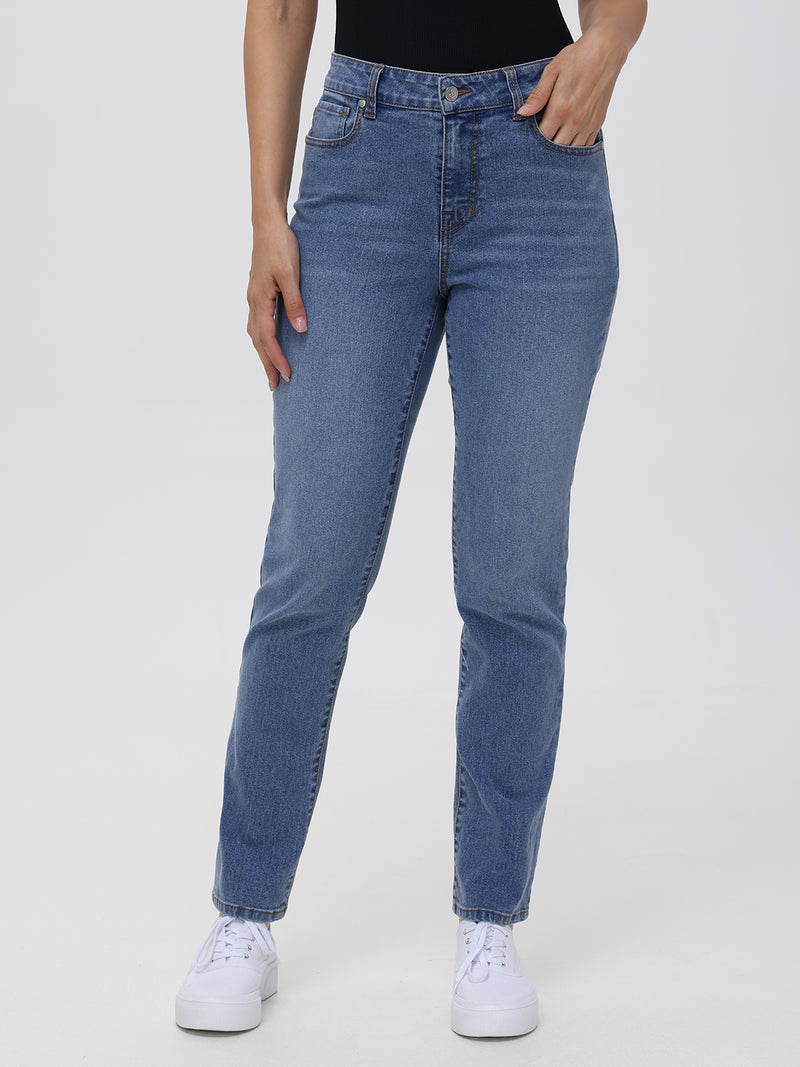 Straight Mid Rise Jean In Light Wash