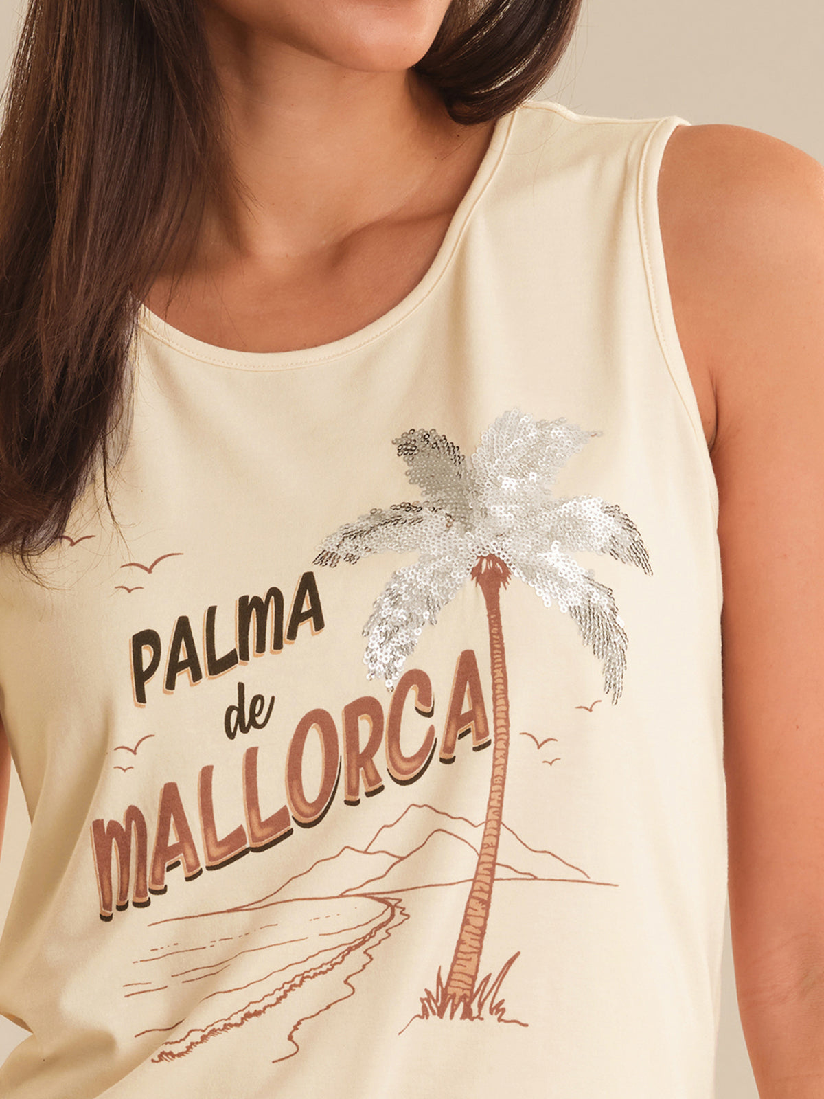 Beige tank top with 'Palma de Mallorca' design featuring a palm tree and mountains.